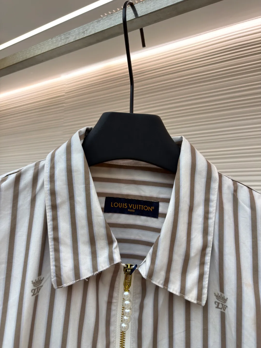 LOUIS VUITTON striped zipper shirt jacket ●Original version: Purchased and developed for 21700 ●Item number: 1681773-A60 ●Fabric: high-count cotton blended fabric ●Technology: dark pattern embroidery production ●Color: white and gray stripes ●Version: fitted version ●Weight: about 320 grams ●Size: S-M-L-XL ●Description: Made of imported high-count cotton blended fabric, the texture is soft and skin-friendly and has a stiff feel. It is comfortable and breathable to wear and not easy to wrinkle, making it easy to take care of daily. The neckline adopts a classic lapel design, with a full zipper opening and closing method, breaking the button constraints of traditional shirts, making it more casual to put on and take off and with a stronger sense of style; the body is printed with gray and white vertical stripes pattern, supplemented by the brand's iconic Monogram dark embroidery decoration, the details highlight the brand's recognition. The stripe elements not only modify the body shape but also add a simple and high-end sense; the overall version is a loose oversize silhouette, which is highly tolerant and suitable for all types of body shapes. It can be worn alone or as a layered outer layer, suitable for various scenes. The overall wiring is straight and delicate, the fabric is comfortable and soft, and the color is consistent without color difference. It can be matched with the same style to create a fashionable look and control various occasions. Customized accessories, complete with three standards, same style for men and women!
